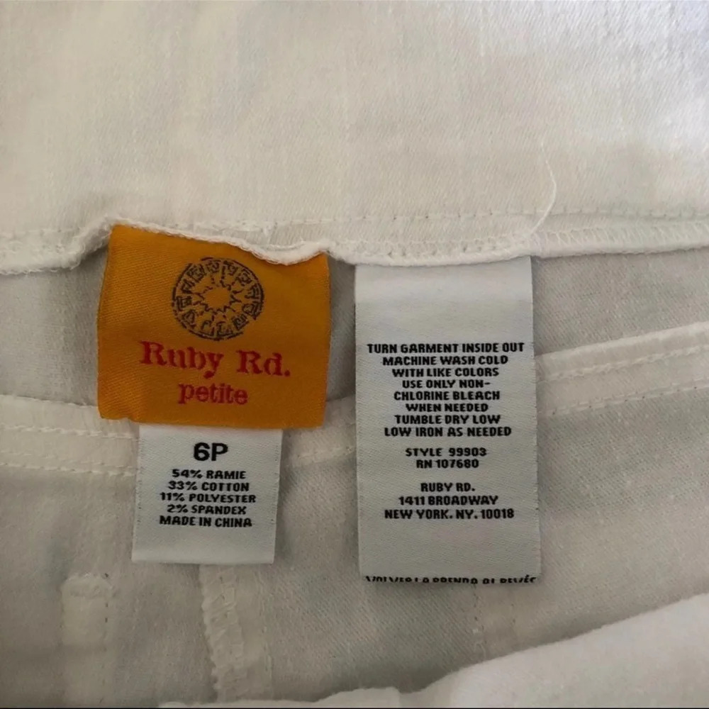Ruby Rd. Women’s White Capris 6P - Picture 4 of 4